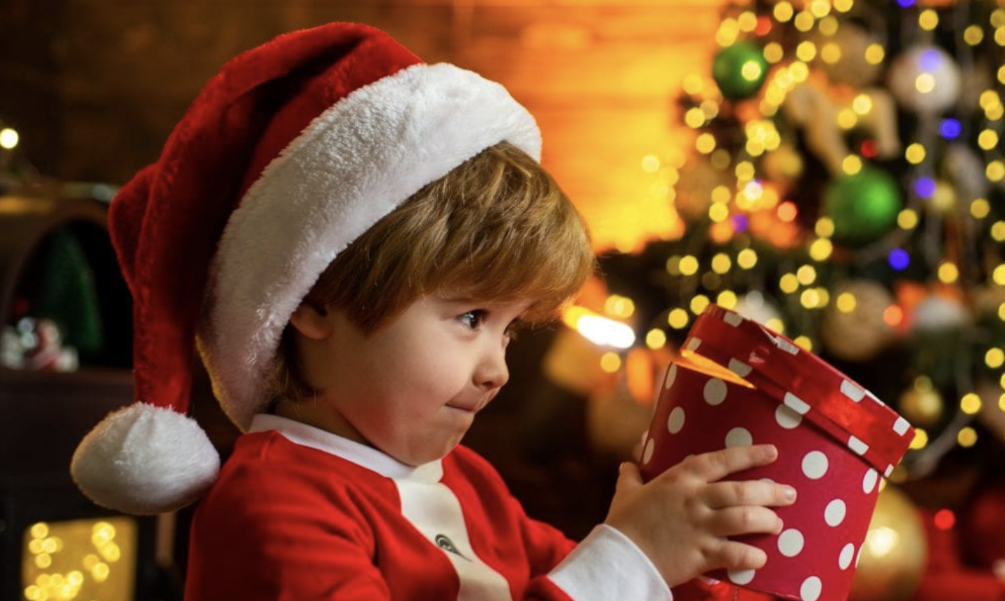 Christmas play. Мальчик и девочка уу новогодней елке. Santa boy.